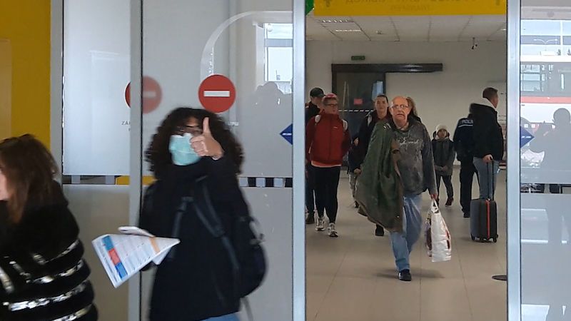 Do Brna přiletěli cestující z Milána. Roušku si nasadila jen hrstka z nich